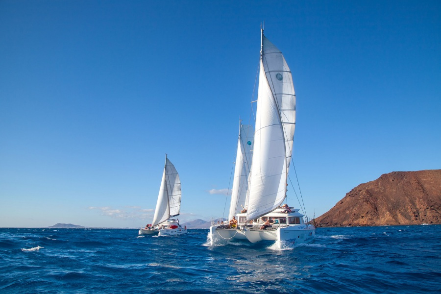 catamaran-to-lobos-buggy-tour-fuerteventura_5_l